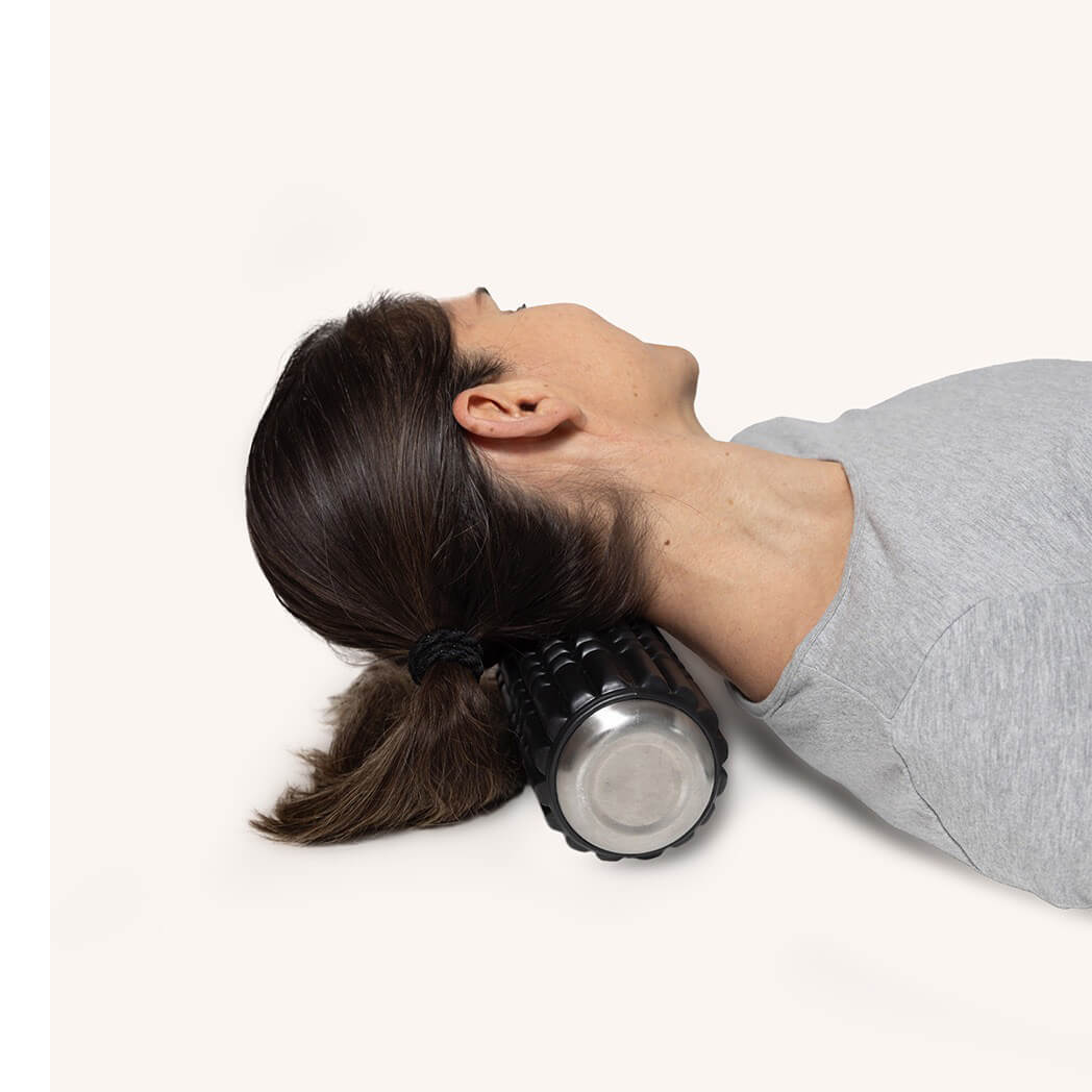 Vattenflaska och foamroller i ett