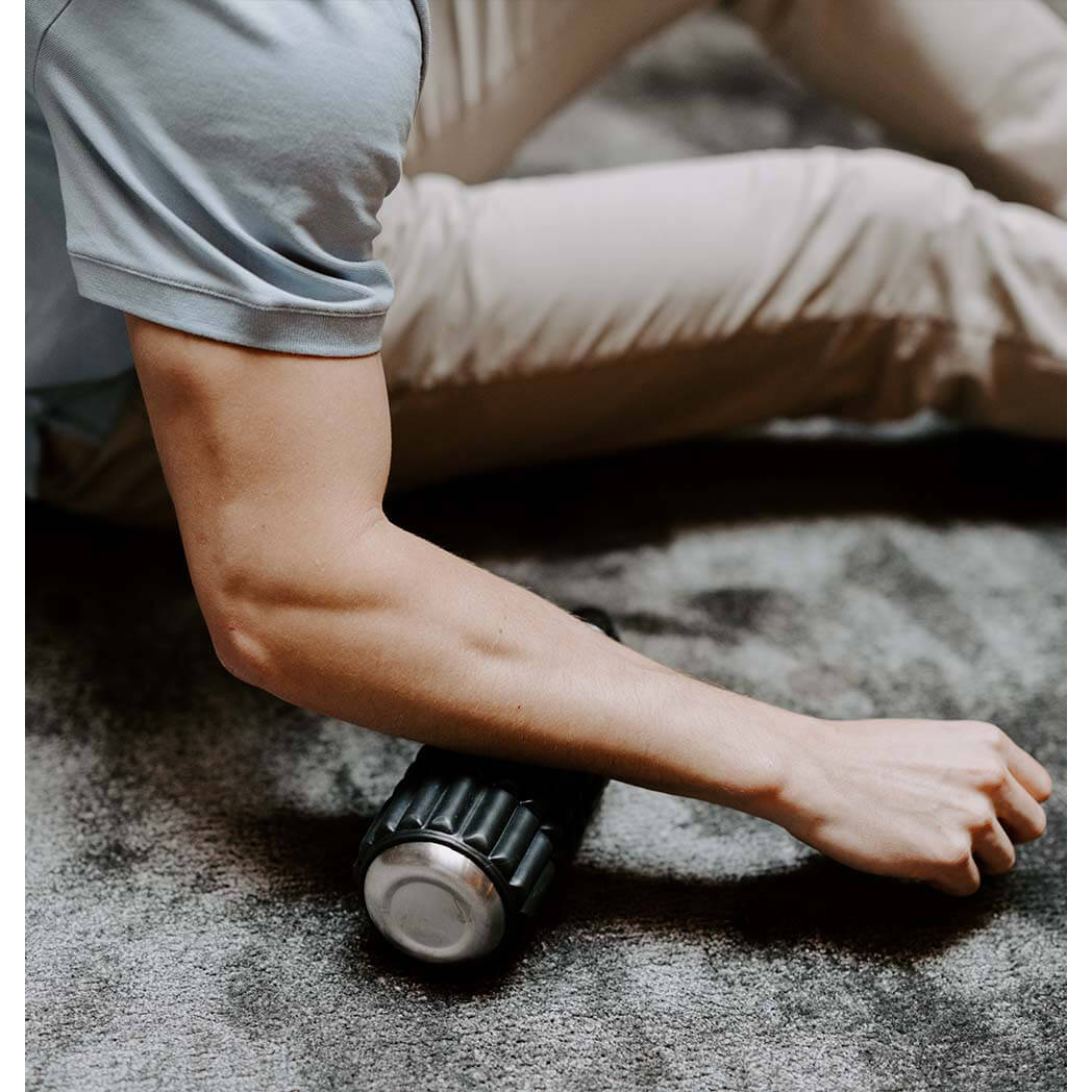 Vattenflaska och foamroller i ett
