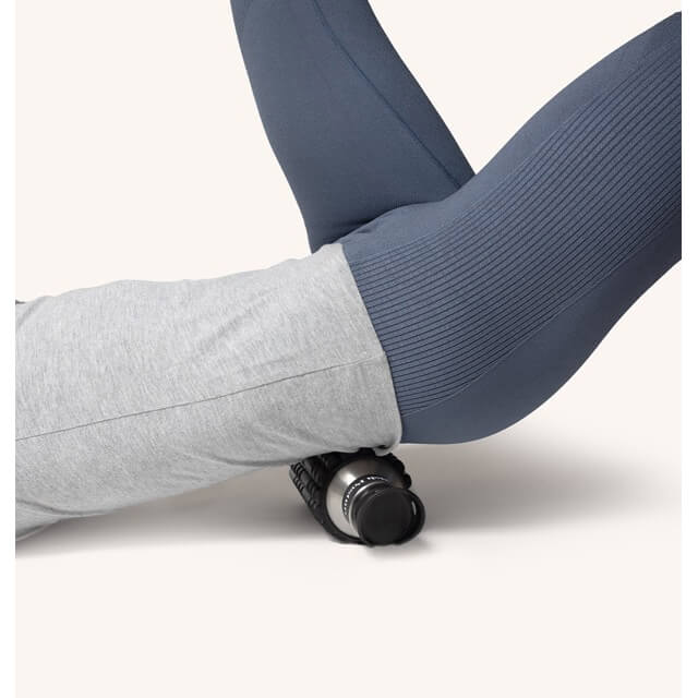 Vattenflaska och foamroller i ett