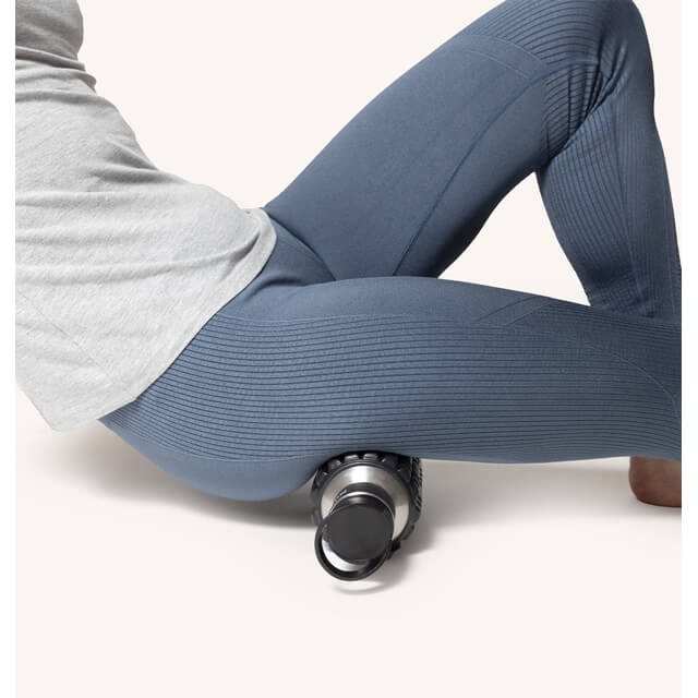 Vattenflaska och foamroller i ett