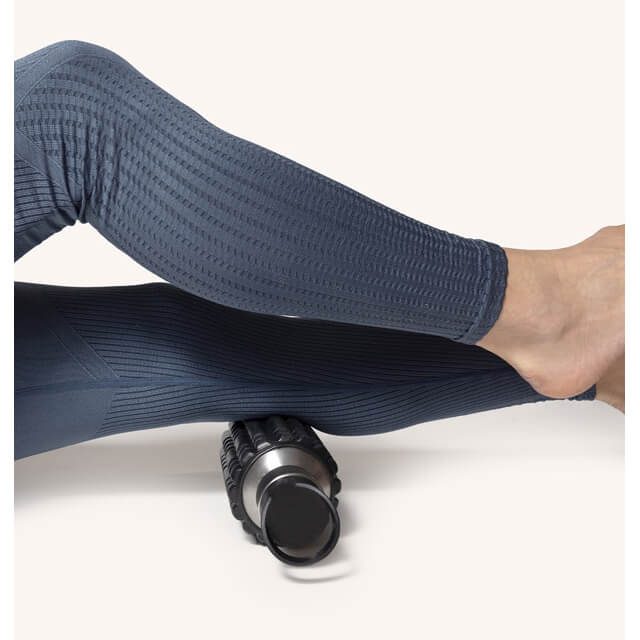 Vattenflaska och foamroller i ett