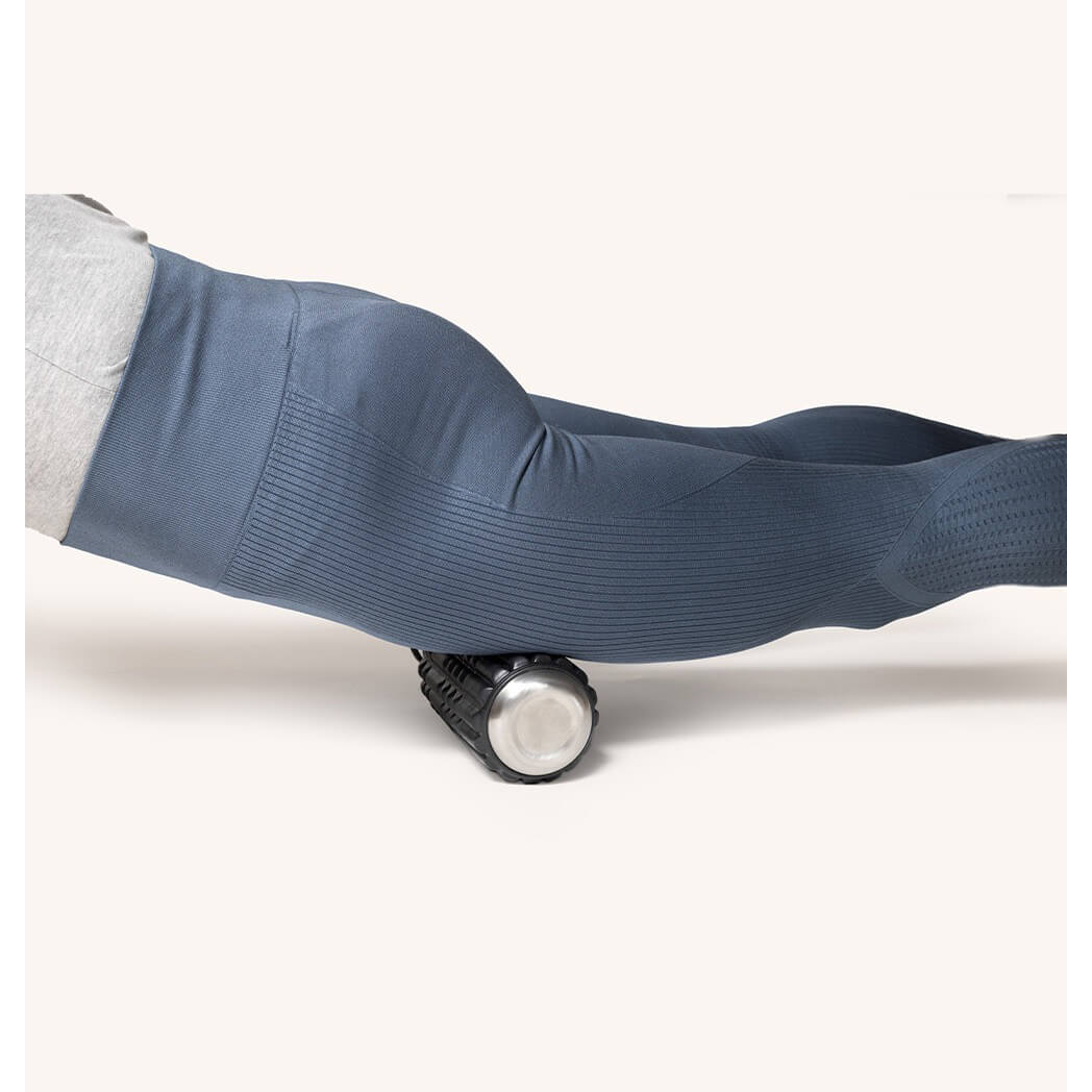 Vattenflaska och foamroller i ett