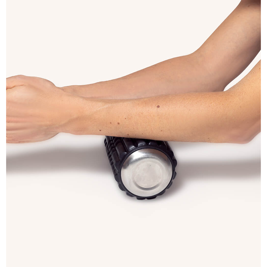 Vattenflaska och foamroller i ett