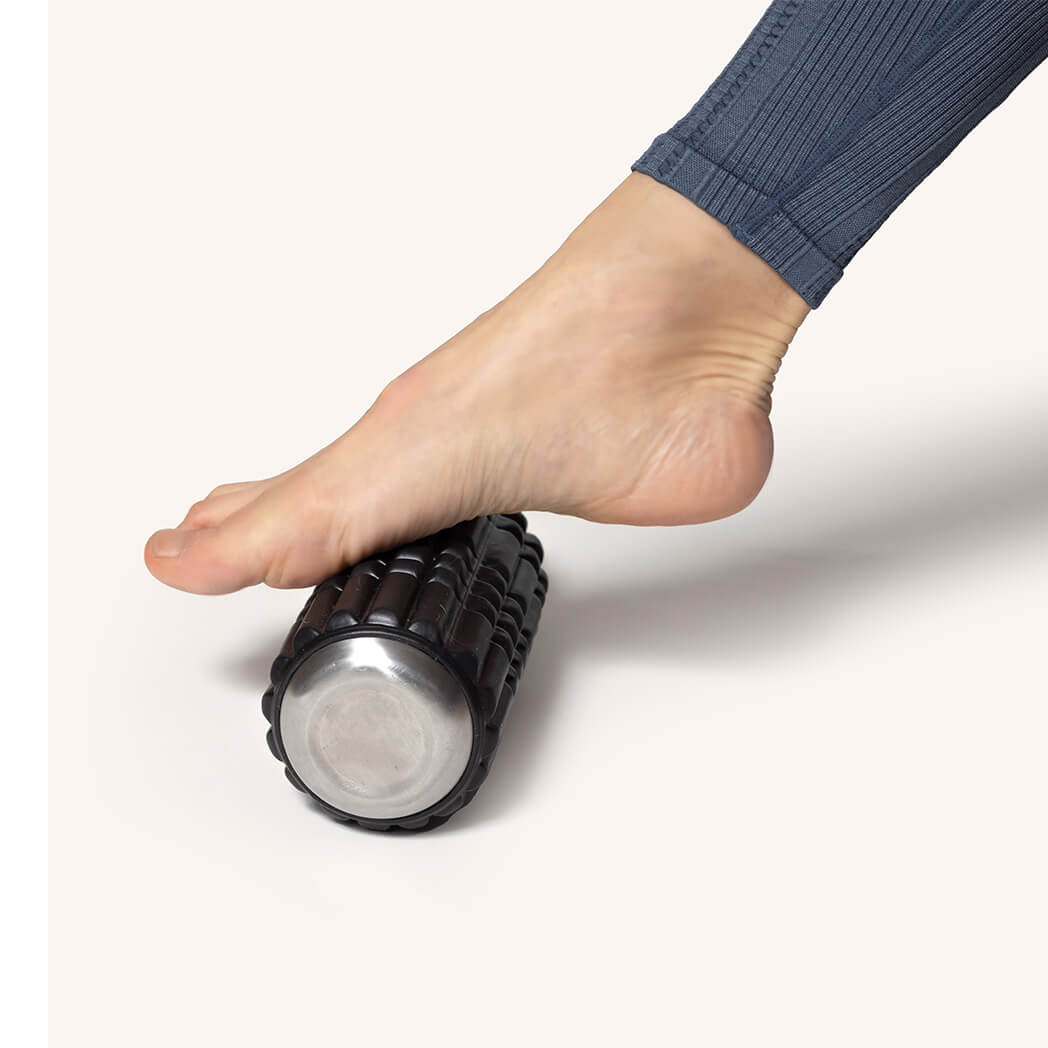 Vattenflaska och foamroller i ett